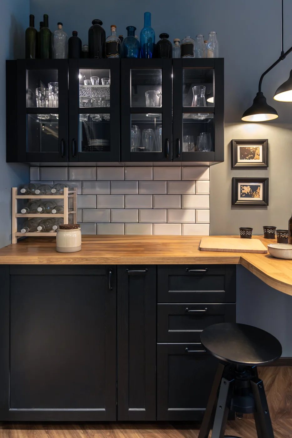 Suspensions lumineuses dans une cuisine contemporaine — photo d’illustration